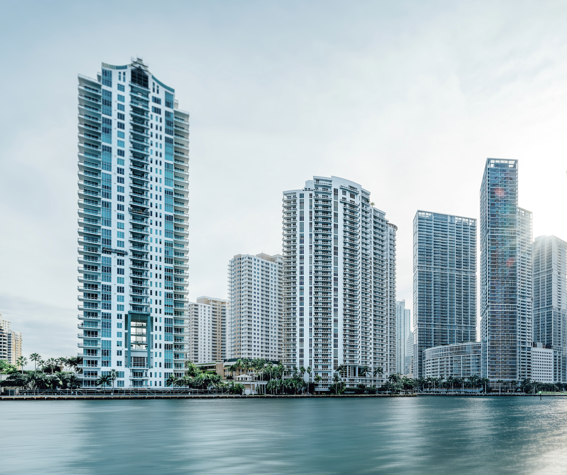 Descubriendo el Fenómeno: ¿Por qué los Neoyorquinos y Californianos eligen Florida?